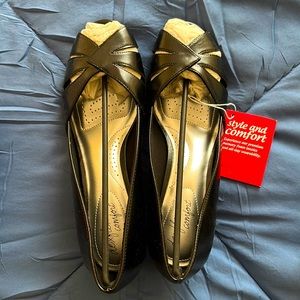 Black dexflex low wedge pump